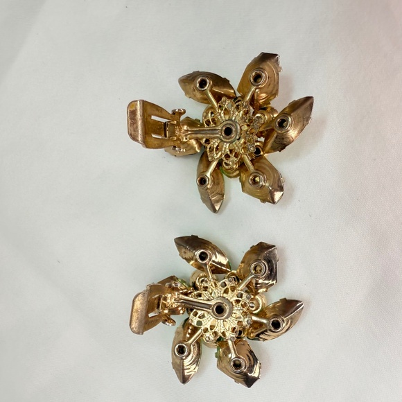 Signed Judy Lee Green Glass w/Uranium Faux Pearl and Green AB Clip Earrings - Picture 7 of 12